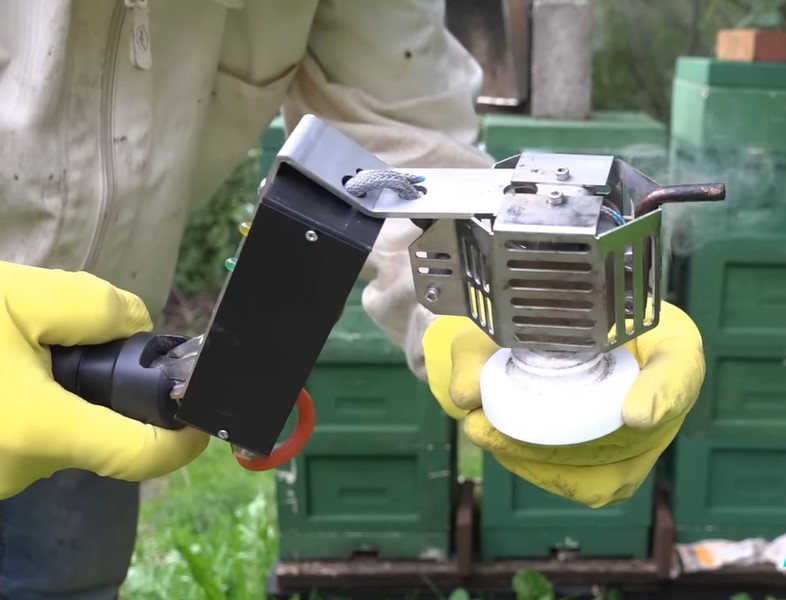 Beekeeping equipment for mite control with oxalic acid