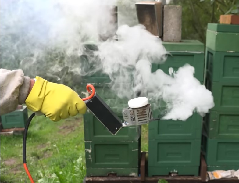 beekeeping equipment for mite control
